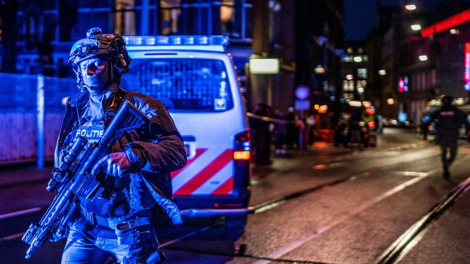 Amsterdam'daki Apple Mağazasında Yaşanan Rehine Olayında Bir Kişi Tutuklandı!
