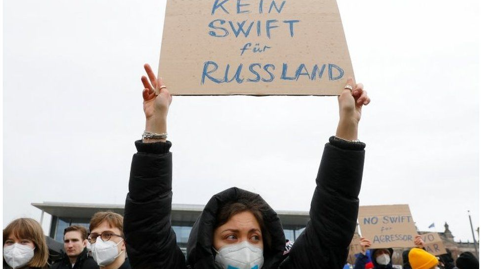 Swift Nedir ve Liderler Neden Rusya'yı Yasaklama Konusunda Bölünmüş Durumda?