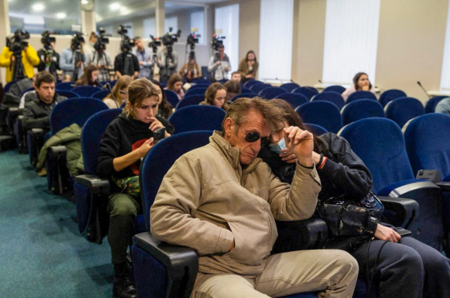 Sean Penn, Rusya'nın İşgali Hakkında Bir Belgesel Çekmek İçin Ukrayna'da!