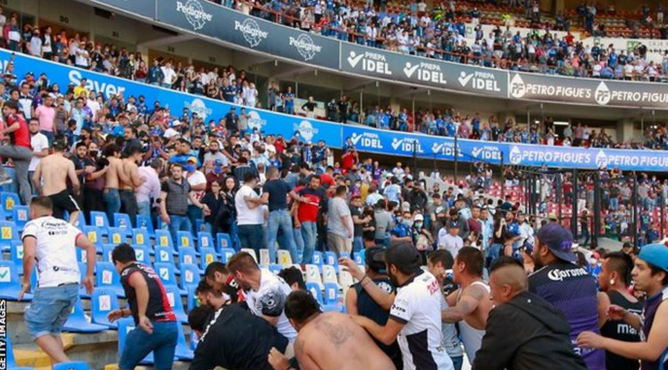 Meksika Maçında Taraftarlar Kavga Ederken En Az 26 Kişi Yaralandı!