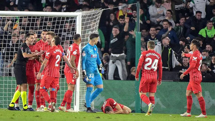 Sevilla ile Real Betis arasındaki Copa del Rey maçı yarıda kaldı!