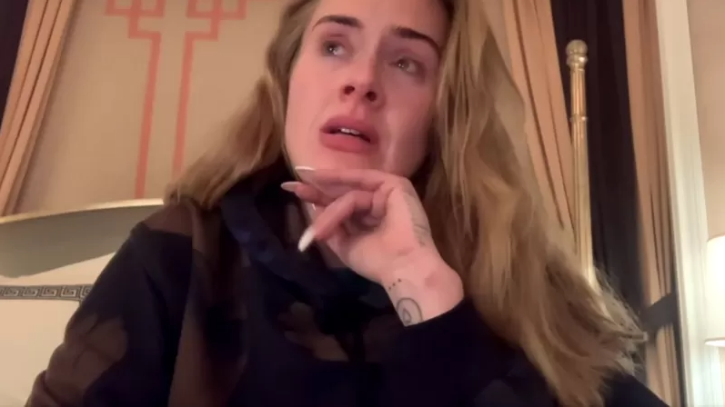 Adele, Las Vegas Haberlerini Hayranlarıyla Paylaşırken Gözyaşlarına Boğuldu!