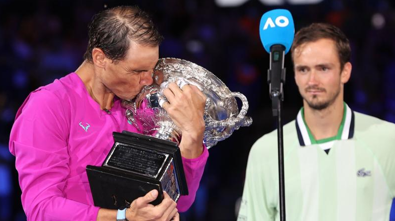Rafael Nadal, Melbourne'da Daniil Medvedev'i Yenip Şampiyon Oldu!