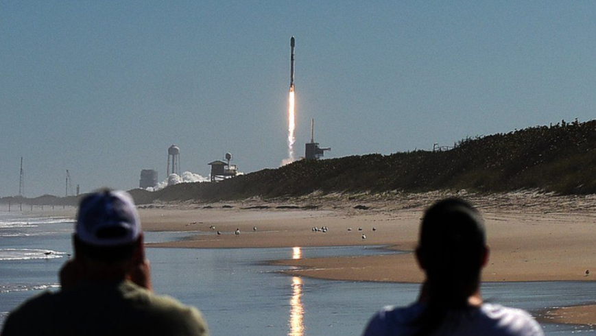 SpaceX, Fırlatıldıktan Bir Gün Sonra Jeomanyetik Fırtınaya 40 Uydu Kaybetti!